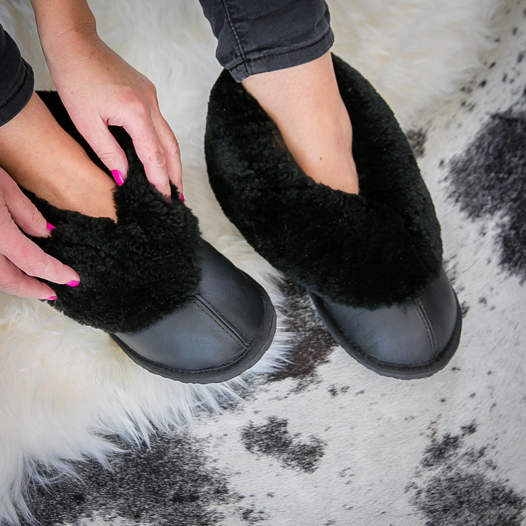 SLIPPERS BLACK SHEEPSKIN
